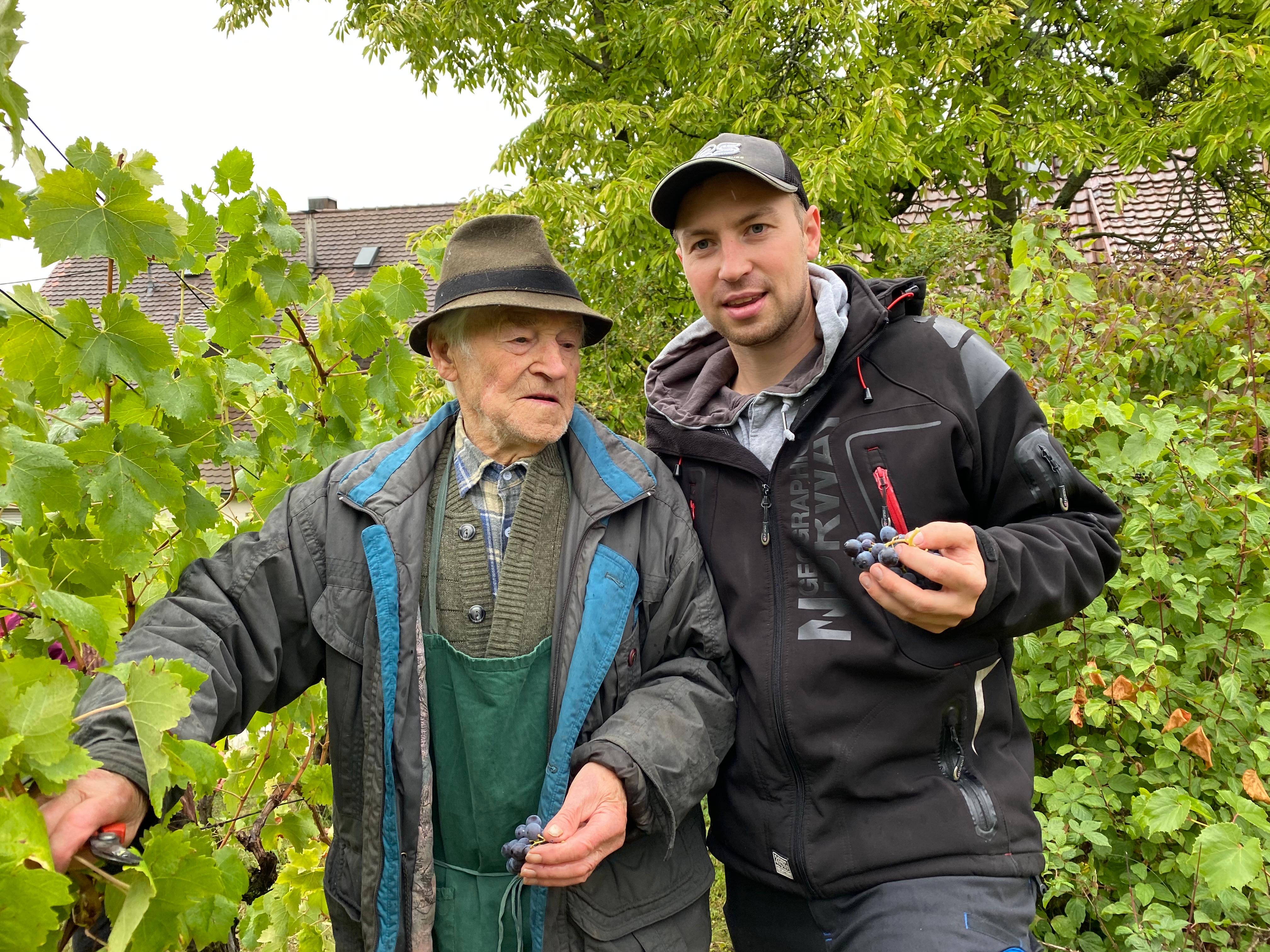 Großeltern im Weinberg