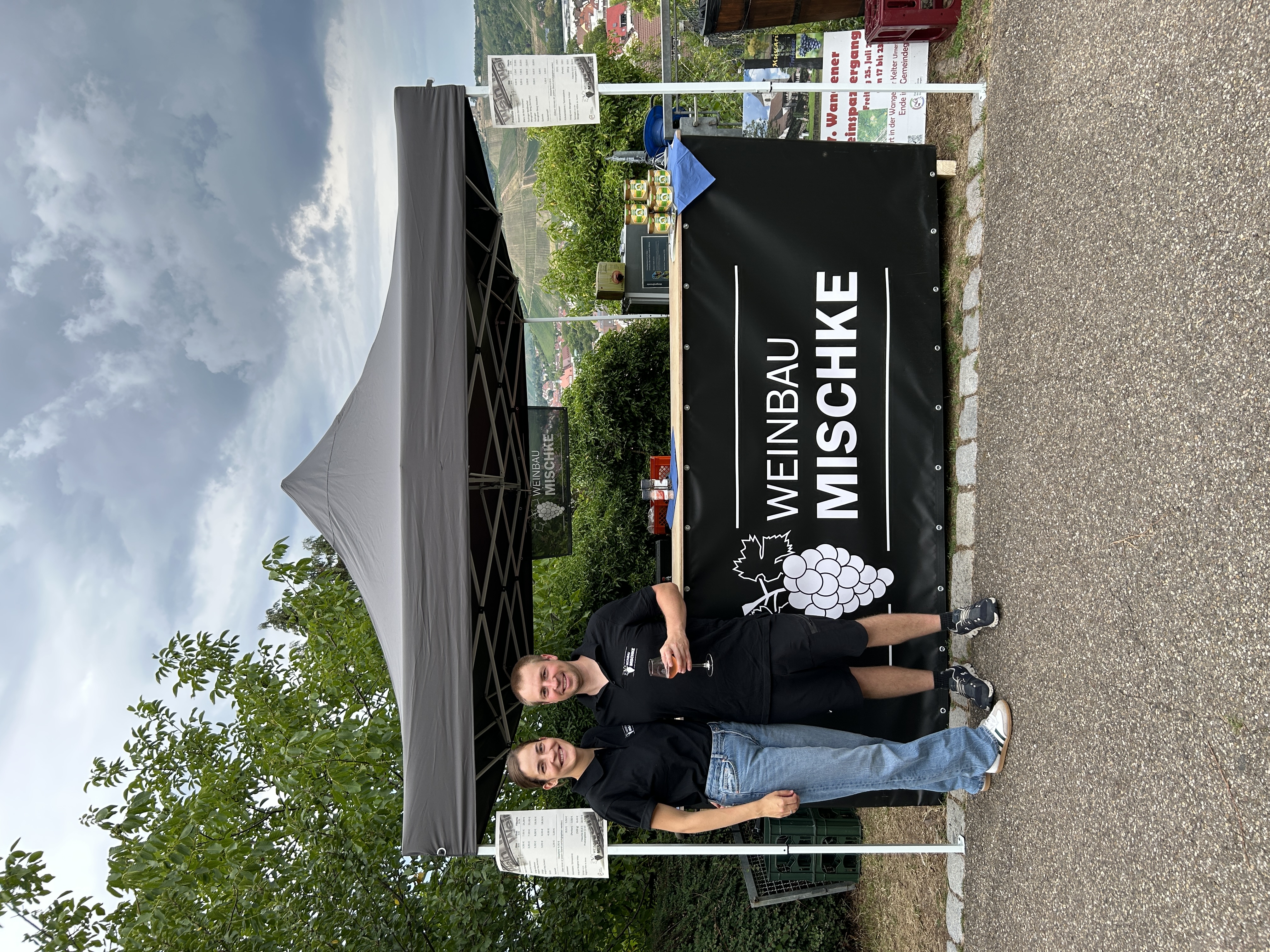 Familie Mischke am Weinstand